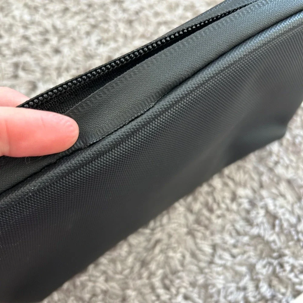 Tech Black Tech Travel Organizer Case Pouch Bag trapper‎ keeper Zipper Pockets
